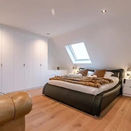 Huswell - Luxurious With Parking Apartment
