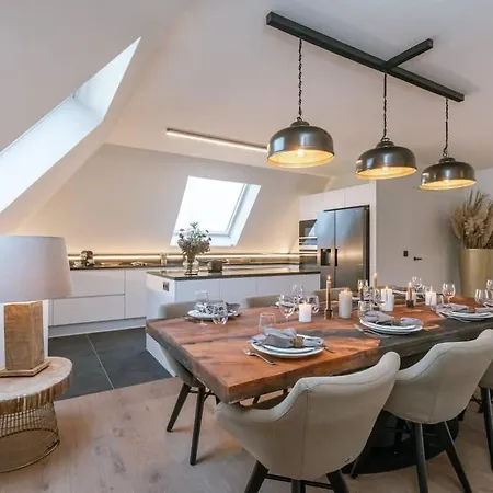 Huswell - Luxurious With Parking Apartment