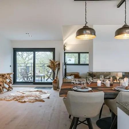 Huswell - Luxurious With Parking Apartment