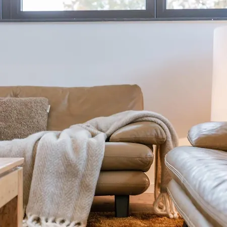 Huswell - Luxurious With Parking Apartment
